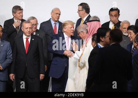 KORREKTUR - US-Präsident Donald Trump und Saudi-Kronprinz Mohammed bin Salman sprechen auf dem Familienfoto beim G20-Gipfel in Osaka am 28. Juni 2019. (Foto von Ludovic MARIN / AFP) / „die in den Metadaten dieses Fotos von Ludovic MARIN aufgetretene irrtümliche Erwähnung(en) wurde in AFP-Systemen wie folgt modifiziert: [Kronprinz] statt [König]. Bitte entfernen Sie die fehlerhaften Nennung(en) umgehend von allen Ihren Online-Diensten und löschen Sie sie (sie) von Ihren Servern. Wenn Sie von AFP autorisiert wurden, diese (diese) an Dritte zu verteilen, stellen Sie bitte sicher, dass die gleiche ac Stockfoto