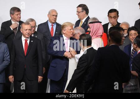 KORREKTUR - US-Präsident Donald Trump und Saudi-Kronprinz Mohammed bin Salman schütteln sich beim Familienfoto beim G20-Gipfel in Osaka am 28. Juni 2019 die Hände. (Foto von Ludovic MARIN / AFP) / „die in den Metadaten dieses Fotos von Ludovic MARIN aufgetretene irrtümliche Erwähnung(en) wurde in AFP-Systemen wie folgt modifiziert: [Kronprinz] statt [König]. Bitte entfernen Sie die fehlerhaften Nennung(en) umgehend von allen Ihren Online-Diensten und löschen Sie sie (sie) von Ihren Servern. Wenn Sie von AFP autorisiert wurden, diese (sie) an Dritte zu verteilen, stellen Sie bitte sicher, dass die SA Stockfoto