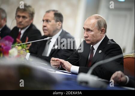 Frankreichs Präsident Emmanuel Macron (R) und Russlands Präsident Wladimir Putin nehmen am Rande des G20-Gipfels am 28. Juni 2019 in Osaka an einem bilateralen Treffen Teil. Foto von Eliot Blondt/ABACAPRESS.COM Stockfoto