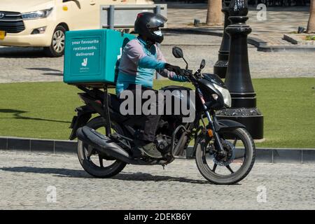 'Dubai, Dubai/Vereinigte Arabische Emirate - 10/29/2020: Lieferoo umweltfreundliches blaues Liefermotorrad in der Dubai Marina Jumeriah Gegend' Stockfoto