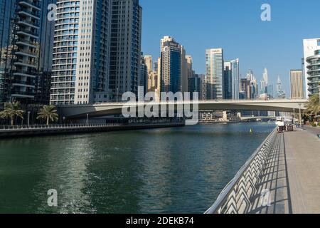 'Dubai, Dubai/Vereinigte Arabische Emirate - 10/29/2020: Promenade mit Blick auf die Brücke entlang der Dubai Marina während des Tages in der Jumeriah Stockfoto