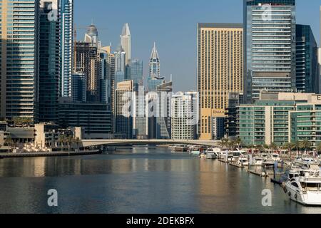 'Dubai, Dubai/Vereinigte Arabische Emirate - 10/29/2020: Nahaufnahme der Dubai Marina während des Tages in der Jumeriah Gegend mit Blick auf die Wolkenkratzer, Skyline und Stockfoto