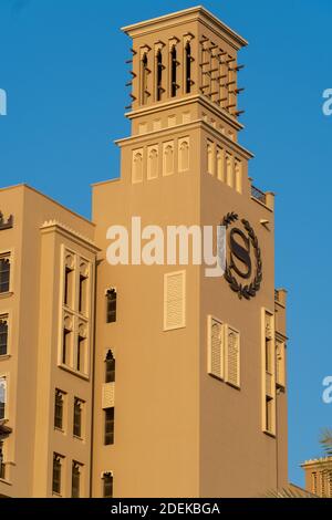 'Sharjah, Sharjah/Vereinigte Arabische Emirate - 11/7/2020: Sheraton Hotel Logo Portrait close up along the Golf Coast at Sunrise. Ein luxuriöses Hotel Stockfoto