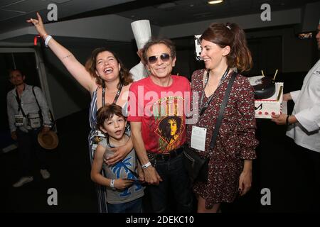 Exclusif - Philippe manöver fete son anniversaire, avec sa fille Manon manöver, son fils Ulysse manöver et sa femme Candice de la Richardière lors du concert Rockin' 1000 au Stade de de France a St-Denis, France, le 29 juin 2019. Foto von Jerome Domine/ABACAPRESS.COM Stockfoto