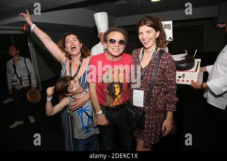 Exclusif - Philippe manöver fete son anniversaire, avec sa fille Manon manöver, son fils Ulysse manöver et sa femme Candice de la Richardière lors du concert Rockin' 1000 au Stade de de France a St-Denis, France, le 29 juin 2019. Foto von Jerome Domine/ABACAPRESS.COM Stockfoto