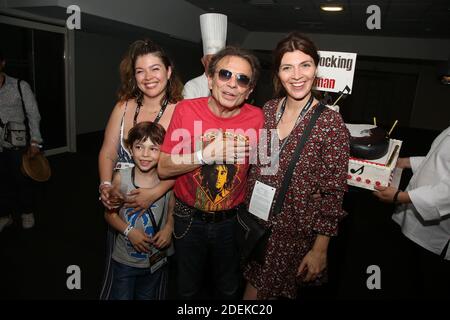 Exclusif - Philippe manöver fete son anniversaire, avec sa fille Manon manöver, son fils Ulysse manöver et sa femme Candice de la Richardière lors du concert Rockin' 1000 au Stade de de France a St-Denis, France, le 29 juin 2019. Foto von Jerome Domine/ABACAPRESS.COM Stockfoto