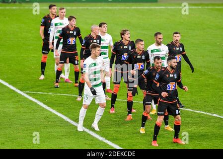 Danzig, Polen. November 2020. Die Spieler von Lech und Lechia sind in Aktion während der polnischen Ekstraklasa-Spiel zwischen Lechia Danzig und Lech Poznan gesehen.(Final Score; Lechia Danzig 0:1 Lech Poznan) Credit: SOPA Images Limited/Alamy Live News Stockfoto