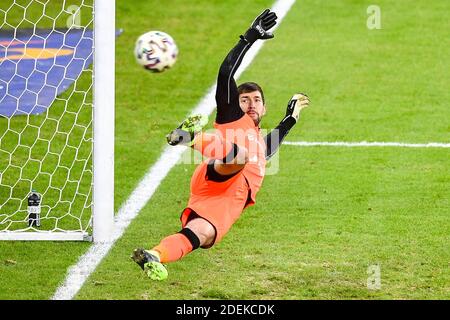 Danzig, Polen. November 2020. Dusan Kuciak von Lechia gesehen in Aktion während der polnischen Ekstraklasa Spiel zwischen Lechia Danzig und Lech Posen.(Endstand; Lechia Danzig 0:1 Lech Posen) Credit: SOPA Images Limited/Alamy Live News Stockfoto