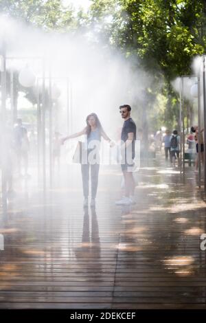 Am 29. Juni 2019 erfrischen sich die Menschen in der Nähe des Canal de L'Ourcq, ausgestattet mit einem riesigen Wasserzerstäuber, in Paris während einer Hitzewelle. Europa hat sich am 29. Juni auf ein Schwelgen gewackelt, da eine tödliche Hitzewelle auf dem gesamten Kontinent Rekordtemperaturen, große Blaswellen und Verschmutzungsspitzen ausgelöst hat. Foto von Raphael Lafargue/ABACAPRESS.COM Stockfoto