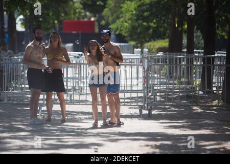 Menschen spielen Petanque in der Nähe des Canal de L'Ourcq ausgestattet mit einem riesigen Wasserzerstäuber in Paris am 29. Juni 2019, während einer Hitzewelle. Europa hat sich am 29. Juni auf ein Schwelgen gewackelt, da eine tödliche Hitzewelle auf dem gesamten Kontinent Rekordtemperaturen, große Blaswellen und Verschmutzungsspitzen ausgelöst hat. Foto von Raphael Lafargue/ABACAPRESS.COM Stockfoto