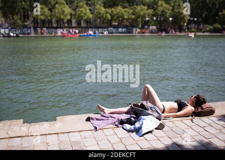 Am 29. Juni 2019 erfrischen sich die Menschen in der Nähe des Canal de L'Ourcq, ausgestattet mit einem riesigen Wasserzerstäuber, in Paris während einer Hitzewelle. Europa hat sich am 29. Juni auf ein Schwelgen gewackelt, da eine tödliche Hitzewelle auf dem gesamten Kontinent Rekordtemperaturen, große Blaswellen und Verschmutzungsspitzen ausgelöst hat. Foto von Raphael Lafargue/ABACAPRESS.COM Stockfoto
