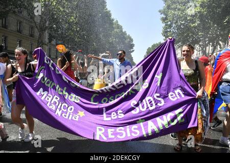 Teilnehmer der jährlichen Gay Pride Parade am 29. Juni 2019 in Paris, Frankreich, als eine Hitzewelle die französische Hauptstadt traf. Foto von Karim Ait Adjedjou/Avenir Pictures/ABACAPRESS.COM Stockfoto