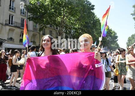 Teilnehmer der jährlichen Gay Pride Parade am 29. Juni 2019 in Paris, Frankreich, als eine Hitzewelle die französische Hauptstadt traf. Foto von Karim Ait Adjedjou/Avenir Pictures/ABACAPRESS.COM Stockfoto