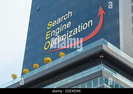 SEO Wort auf einem Firmengebäude geschrieben. Content Marketing Optimierung, Suche und Suche. SEO Internet Konzepte. Stockfoto