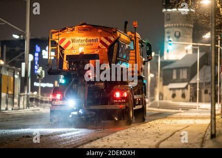 07. März 2017, Hessen, Frankfurt/Main: Ein Lichtung-Fahrzeug verteilt Salz auf der Friedberger Landstraße, nachdem nachts Schnee gefallen war. In der Nacht von Dienstag auf Freitag hatten sich in Hessen dutzende Unfälle mit zahlreichen Verletzten ereignet.Foto: Frank Rumpenhorst/dpa Stockfoto