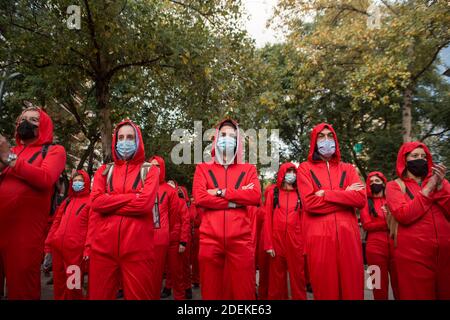 Barcelona, Spanien. November 2020. Demonstranten mit Gesichtsmasken und Kostümen der Money Heist Serie nehmen an der Demonstration Teil. Dutzende von Menschen versammelten sich am Hauptsitz des Haya Real Estate Investmentfonds, verbunden mit der Firma Cerberus, in Barcelona. Kollektive zur Verteidigung von Wohnungen haben einen Protest mit hundert Aktivisten organisiert, um die Einstellung von Räumungen zu fordern und eine Verhandlung mit einem Vertreter des Unternehmens zu fordern. Kredit: SOPA Images Limited/Alamy Live Nachrichten Stockfoto