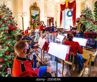 Washington, Usa. November 2020. Mitglieder der "The President's Own" United States Marine Band, die im Grand Foyer während der White House Holiday Decor Press Preview auftreten. Kredit: SOPA Images Limited/Alamy Live Nachrichten Stockfoto