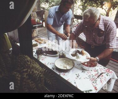 Fotos der 1970er Jahre (1973) - Gäste dienen sich selbst auf einer Party, die von einem pensionierten Werbeleiter in seinem Lake Ozark Haus im ''Land der fünften Staffel'' gegeben wird; eine hochpreisige Wohnanlage (Lake of the Ozarks Missouri Area) ' Stockfoto