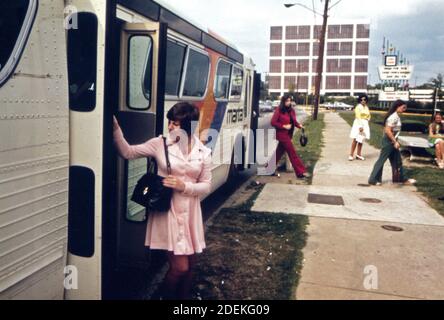 Passagiere verlassen einen Metropolitan Atlanta Rapid Transit Authority (MARTA) Bus in Atlanta; Georgia. Ca. 1974 Stockfoto