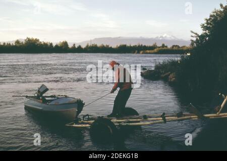 Foto der 1970er Jahre (1973) - Lachsangeln am unteren Skagit Fluss in der Nähe von La Conner Stockfoto