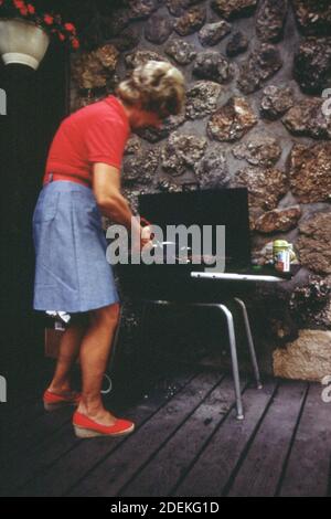 1970s Photos (1973) - Gastgeberin; Ehefrau eines pensionierten Werbeträgers; bereitet Hamburger auf einer Party an ihrem Seeufer-Haus im ''Land der fünften Jahreszeit''' vor; eine wohlhabende Enklave am Lake Ozark (Lake of the Ozarks Missouri Area) ' Stockfoto