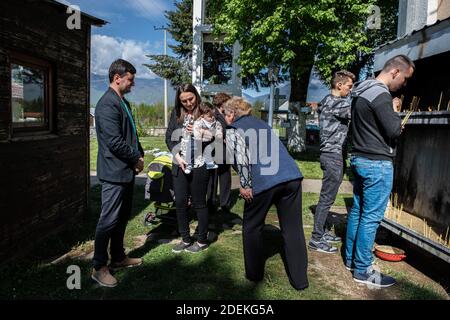 Gorazdevac 28 avril 2019. le lendemain de paque, les habitant de la commune se retrouvent à l'eglise, pour bruler un cachet se souhaiter une joyeuse paque. Stockfoto