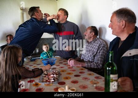 Gorazdevac 28 avril 2019. le lendemain de paque, les habitant de la commune se retrouvent à l'eglise, pour bruler un cachet se souhaiter une joyeuse paque. c'est l'occasion de porter des toasts avec de la rakija (Eau-de-vie) et de manger les oeufs de paque. Stockfoto