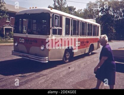 Passagier bereit, ein Dial a Ride Radio geschickt Tür-zu-Tür-Bus-Service in Haddonfield; New Jersey. Dieser besondere Bus fährt entlang einer festen Route. Ca. 1974 Stockfoto