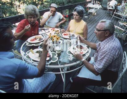 '1970er Fotos (1973) - Informelles Essen bei einer Party in einem Haus von ''Land der fünften Saison''; eine Lake Ozark Entwicklung von hochpreisigen Ferienhäusern (Lake of the Ozarks Missouri Gegend) ' Stockfoto