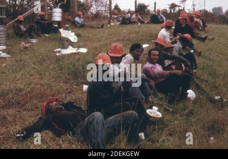 Die Reparaturcrew der Southern Railway macht eine Mittagspause in der Nähe von Culpeper; Virginia. Ca. 1974 Stockfoto