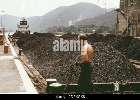 1970er-Jahre Foto (1973) - EIN Coalburger Schlepper und acht Kohlehähne gehen stromabwärts durch die londoner Schleusen; eines von drei Schleusenanlagen am Kanawha River Stockfoto