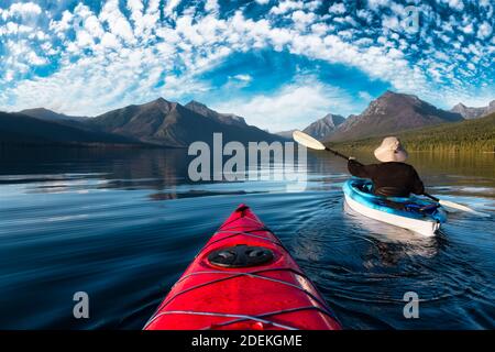 Abenteuerlicher Mann Kajakfahren in Lake McDonald Stockfoto