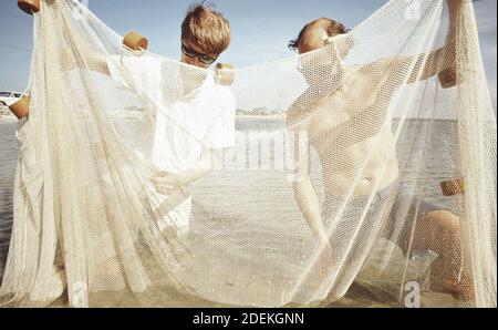 1970er Foto (1972) - EPA Gulf Breeze Laboratory: Biologen sehnen nach Fischen, die in Bioassays verwendet werden Stockfoto