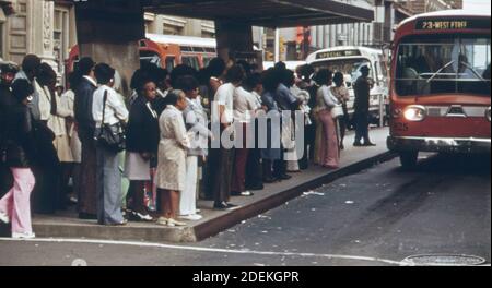 Passagiere in Atlanta; Georgia; warten auf ihren Metropolitan Atlanta Rapid Transit Authority (MARTA) Bus während der Hauptverkehrszeit. Ca. 1974 Stockfoto