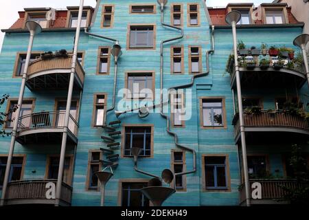 Eingang an der Kunsthofpassage Dresden mit bunten Geschäften Stockfoto