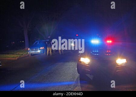 Detroit Polizei Special Ops Offiziere befassen sich mit einem Vorfall in der Nacht, Detroit, Michigan, USA Stockfoto