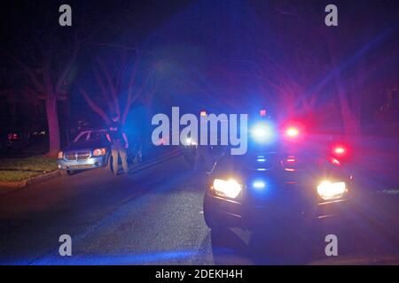 Detroit Polizei Special Ops Offiziere befassen sich mit einem Vorfall in der Nacht, Detroit, Michigan, USA Stockfoto