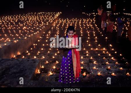 Kalkutta, Indien. November 2020. Die Einwohner von Kalkutta feierten Dev Deepawali in neuem Normalzustand mit angemessenen Sicherheitsmaßnahmen. (Foto von Snehasish Bodhak/Pacific Press) Quelle: Pacific Press Media Production Corp./Alamy Live News Stockfoto