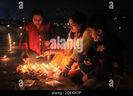 Kalkutta, Indien. November 2020. Die Einwohner von Kalkutta feierten Dev Deepawali in neuem Normalzustand mit angemessenen Sicherheitsmaßnahmen. (Foto von Snehasish Bodhak/Pacific Press) Quelle: Pacific Press Media Production Corp./Alamy Live News Stockfoto