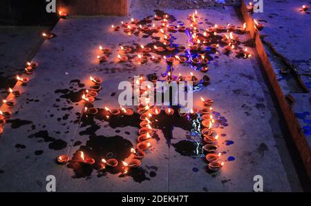 Kalkutta, Indien. November 2020. Die Einwohner von Kalkutta feierten Dev Deepawali in neuem Normalzustand mit angemessenen Sicherheitsmaßnahmen. (Foto von Snehasish Bodhak/Pacific Press) Quelle: Pacific Press Media Production Corp./Alamy Live News Stockfoto