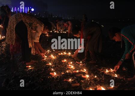 Kalkutta, Indien. November 2020. Die Einwohner von Kalkutta feierten Dev Deepawali in neuem Normalzustand mit angemessenen Sicherheitsmaßnahmen. (Foto von Snehasish Bodhak/Pacific Press) Quelle: Pacific Press Media Production Corp./Alamy Live News Stockfoto