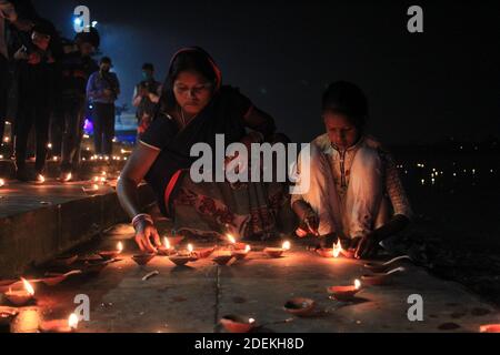 Kalkutta, Indien. November 2020. Die Einwohner von Kalkutta feierten Dev Deepawali in neuem Normalzustand mit angemessenen Sicherheitsmaßnahmen. (Foto von Snehasish Bodhak/Pacific Press) Quelle: Pacific Press Media Production Corp./Alamy Live News Stockfoto