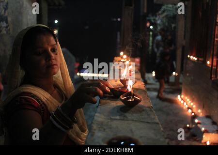 Kalkutta, Indien. November 2020. Die Einwohner von Kalkutta feierten Dev Deepawali in neuem Normalzustand mit angemessenen Sicherheitsmaßnahmen. (Foto von Snehasish Bodhak/Pacific Press) Quelle: Pacific Press Media Production Corp./Alamy Live News Stockfoto