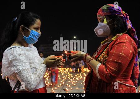 Kalkutta, Indien. November 2020. Die Einwohner von Kalkutta feierten Dev Deepawali in neuem Normalzustand mit angemessenen Sicherheitsmaßnahmen. (Foto von Snehasish Bodhak/Pacific Press) Quelle: Pacific Press Media Production Corp./Alamy Live News Stockfoto