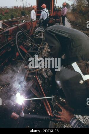 Southern Railway Gleisreparatur Crew Reparatur-Ausrüstung verwendet, um die Verlegung von Viertel Meile langen Abschnitten der geschweißten Gleis auf der Firma-Vorstraße. Ca. 1974 Stockfoto