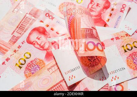 Offizielle Währung von China. Renminbi, Abkürzung RMB. Yuan Grundeinheit des Renminbi. Set von hundert Yuan aus der Nähe. Chinesisches Geld. Stockfoto