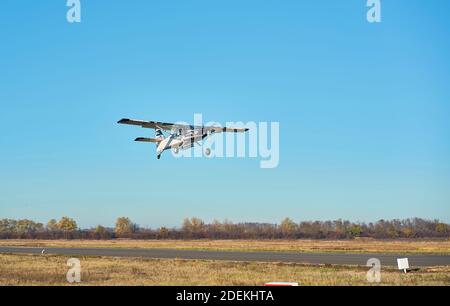 Flugzeug auf der Landebahn in den Strahlen der Sonne. Sonnenuntergang am Flughafen. Stockfoto