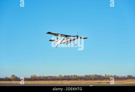 Flugzeug auf der Landebahn in den Strahlen der Sonne. Sonnenuntergang am Flughafen. Stockfoto