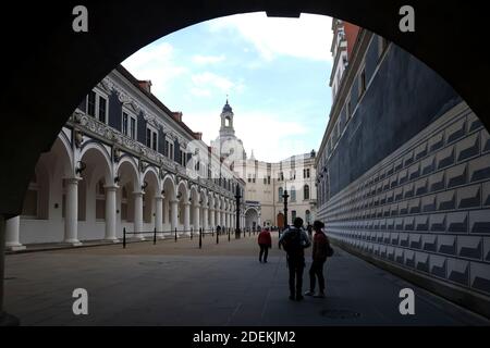 Blick auf den Stallhof im Sächsischen Königspalast Dresden - Deutschland. Stockfoto