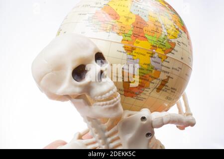 die Erde in eine Skeletthand Stockfoto